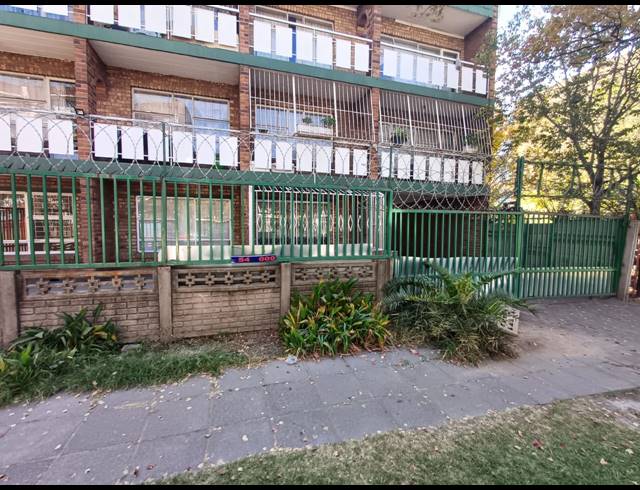 2 BEDROOM FLAT FOR SALE IN VEREENIGING CENTRAL